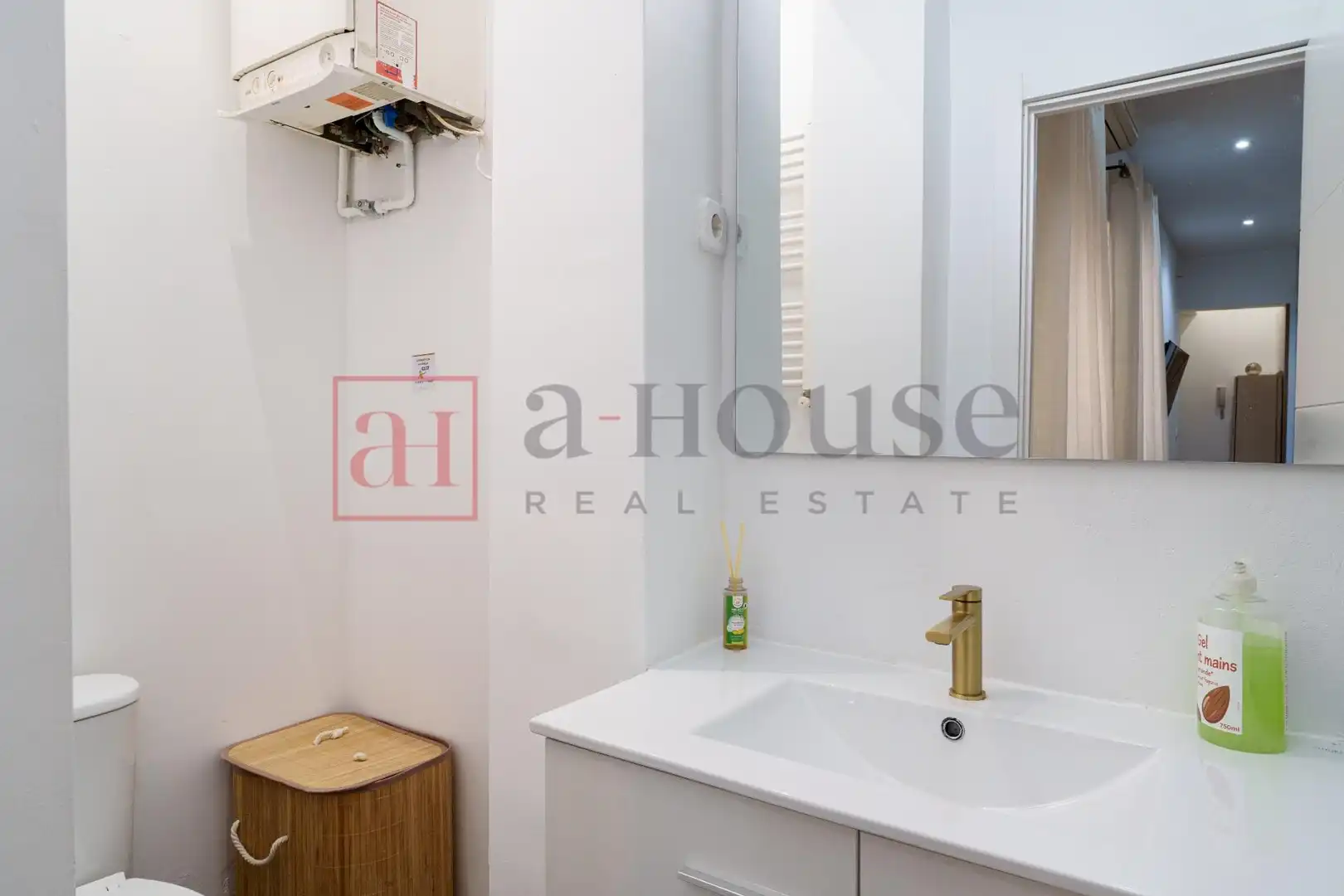 Bathroom of Ground floor for sale in Madrid  with Air Conditioner, Heating and Furnished