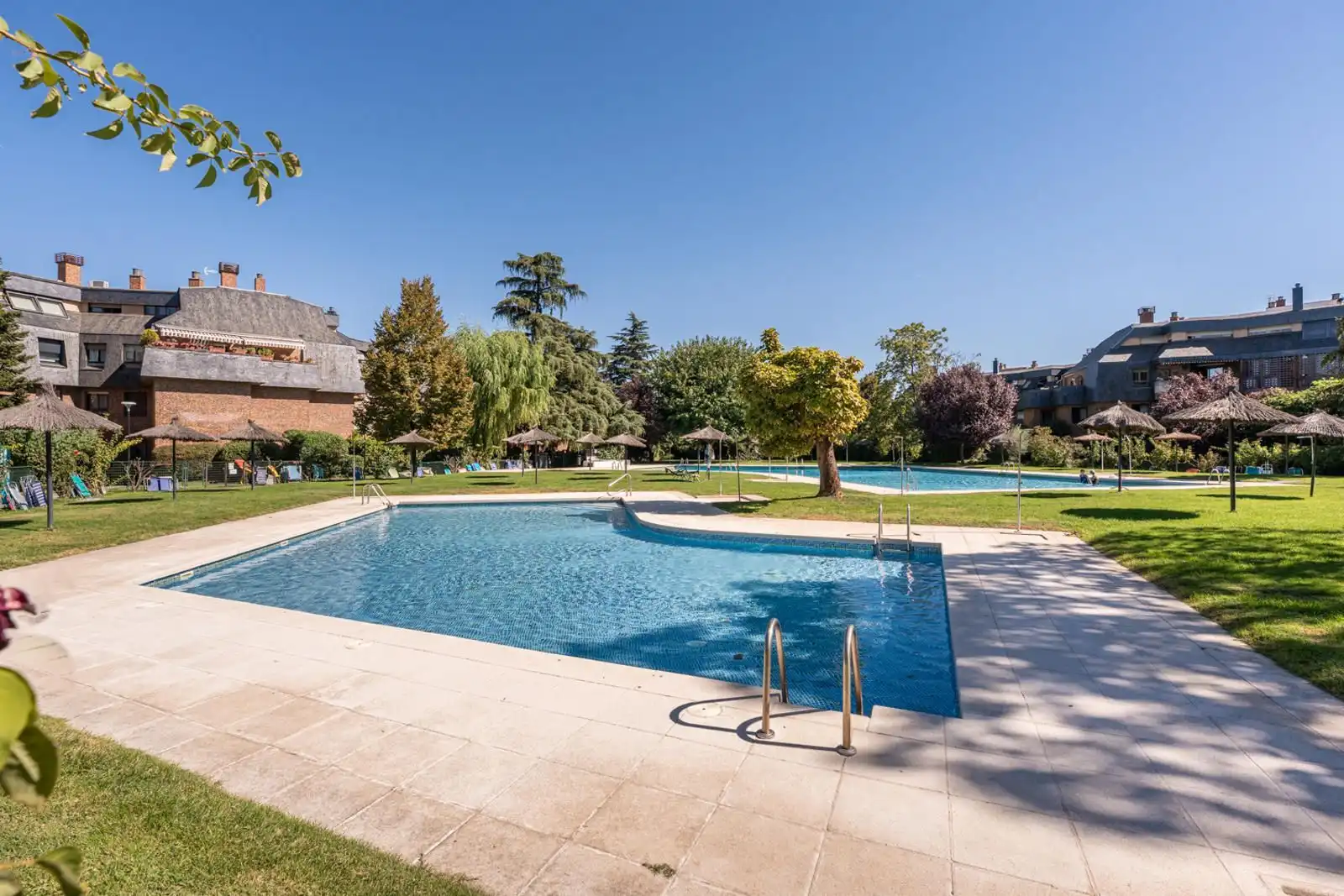 Flat with pool for sale in Claveles