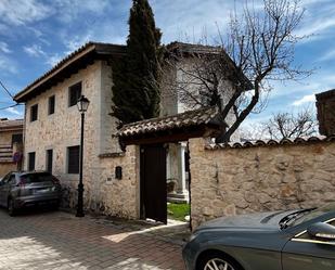 Vista exterior de Casa adosada en venda en Alameda del Valle amb Calefacció, Jardí privat i Traster