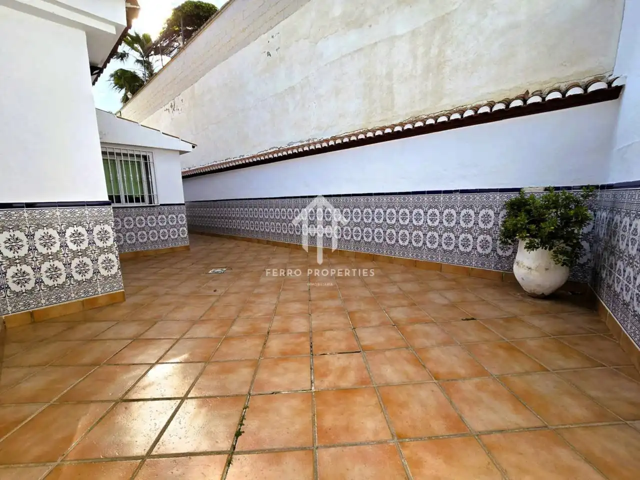 Vista exterior de Casa o xalet en venda en Loja amb Jardí privat, Terrassa i Piscina