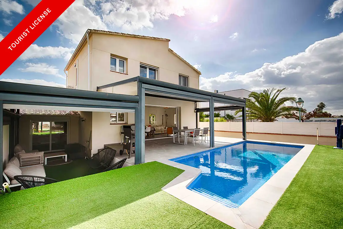 Casa con piscina en venta en Carrer Norfeu