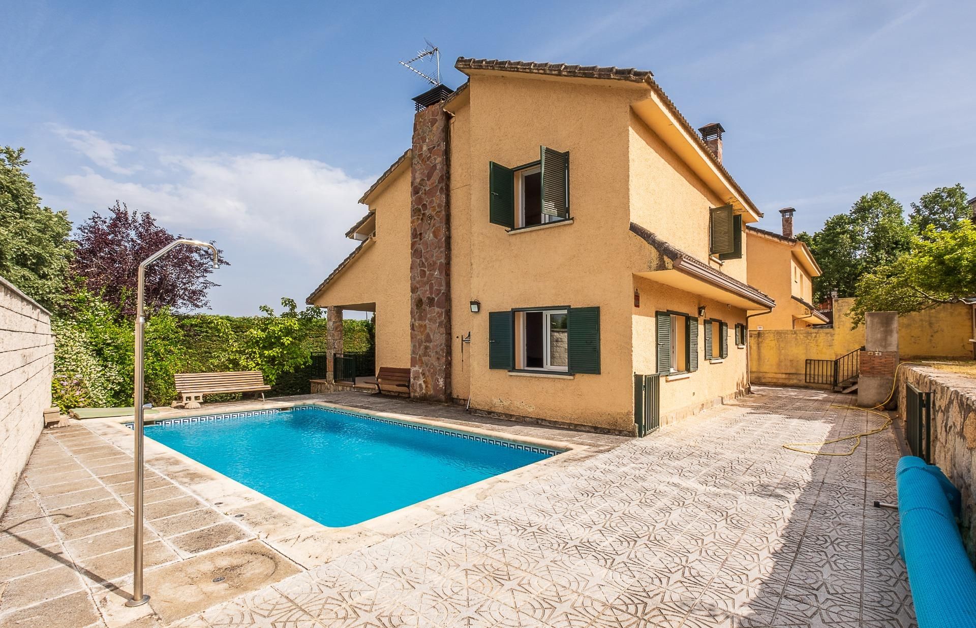 Exterior view of Single-family semi-detached for sale in Becerril de la Sierra  with Heating, Private garden and Terrace