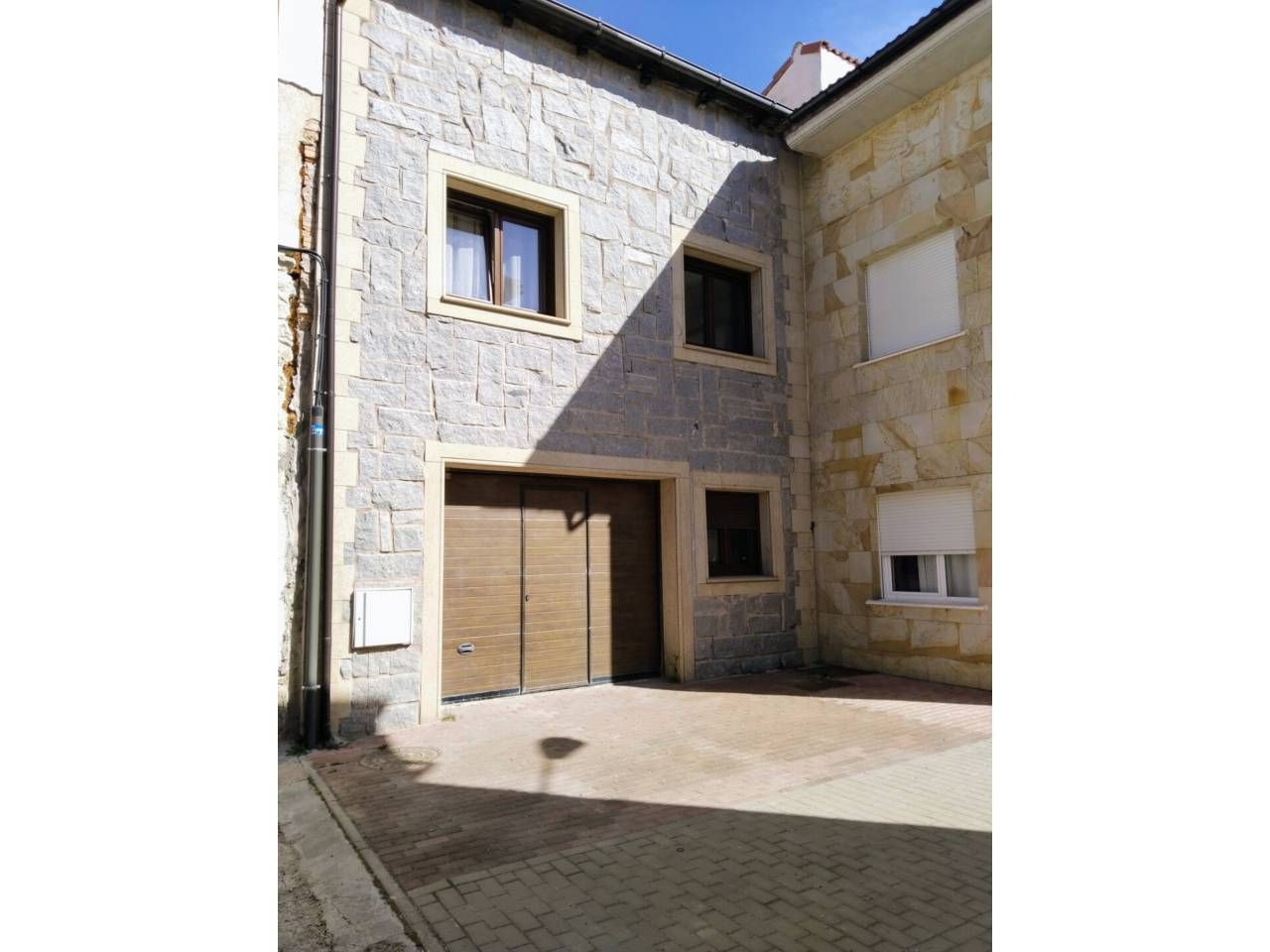 Exterior view of Single-family semi-detached for sale in Burgos Capital  with Heating, Terrace and Furnished