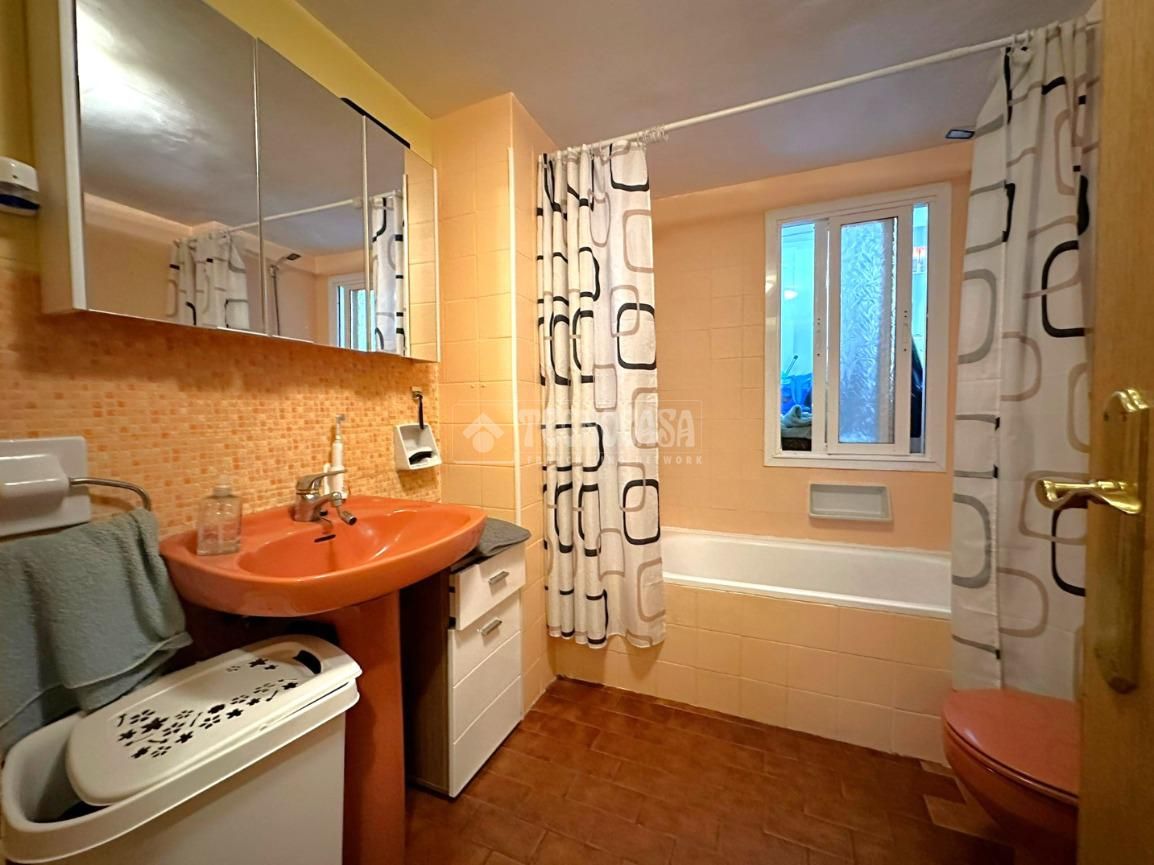 Bathroom of Flat for sale in San Sebastián de los Reyes  with Air Conditioner, Heating and Parquet flooring