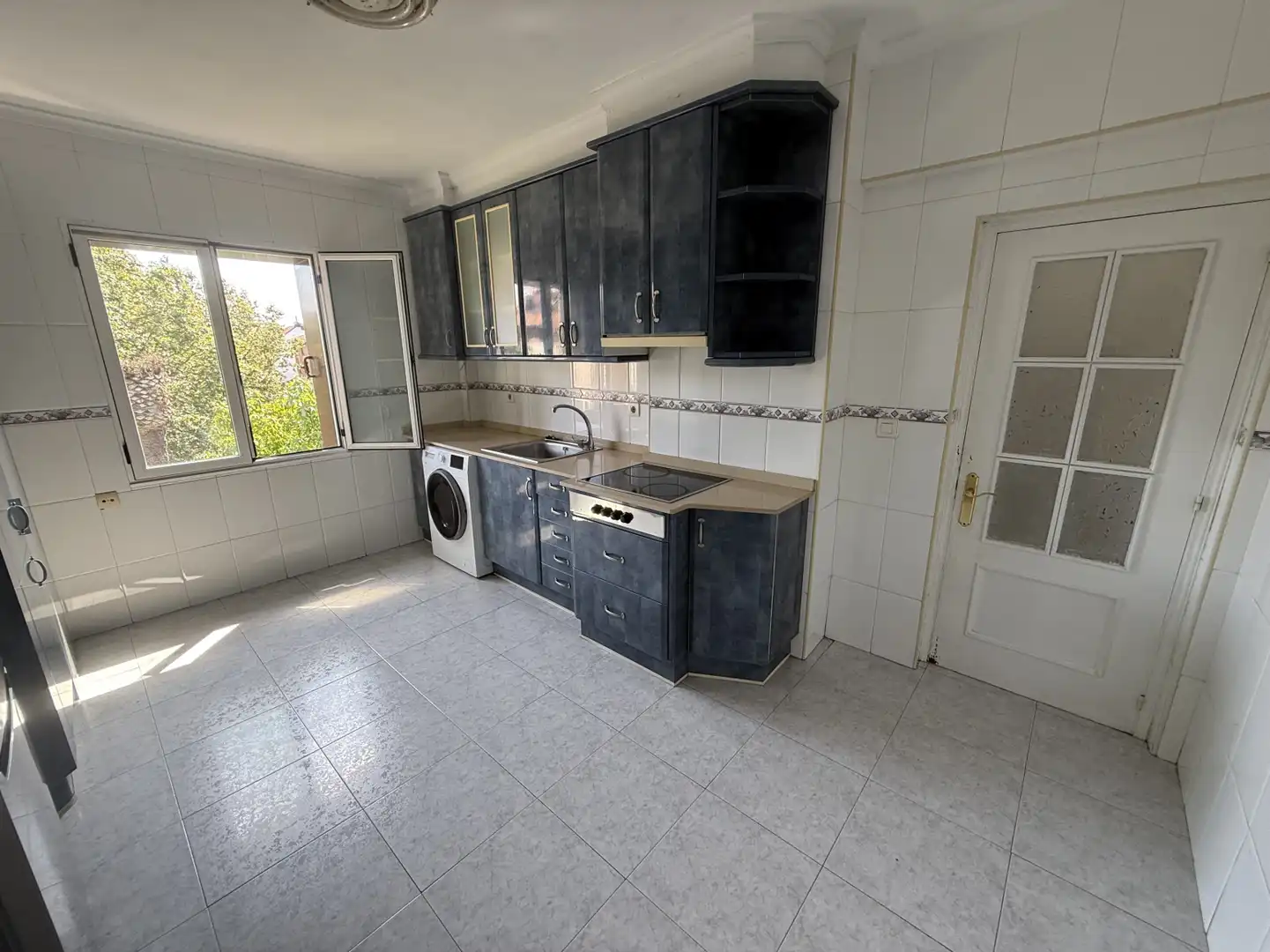 Cuina de Pis en venda en Gijón  amb Jardí privat