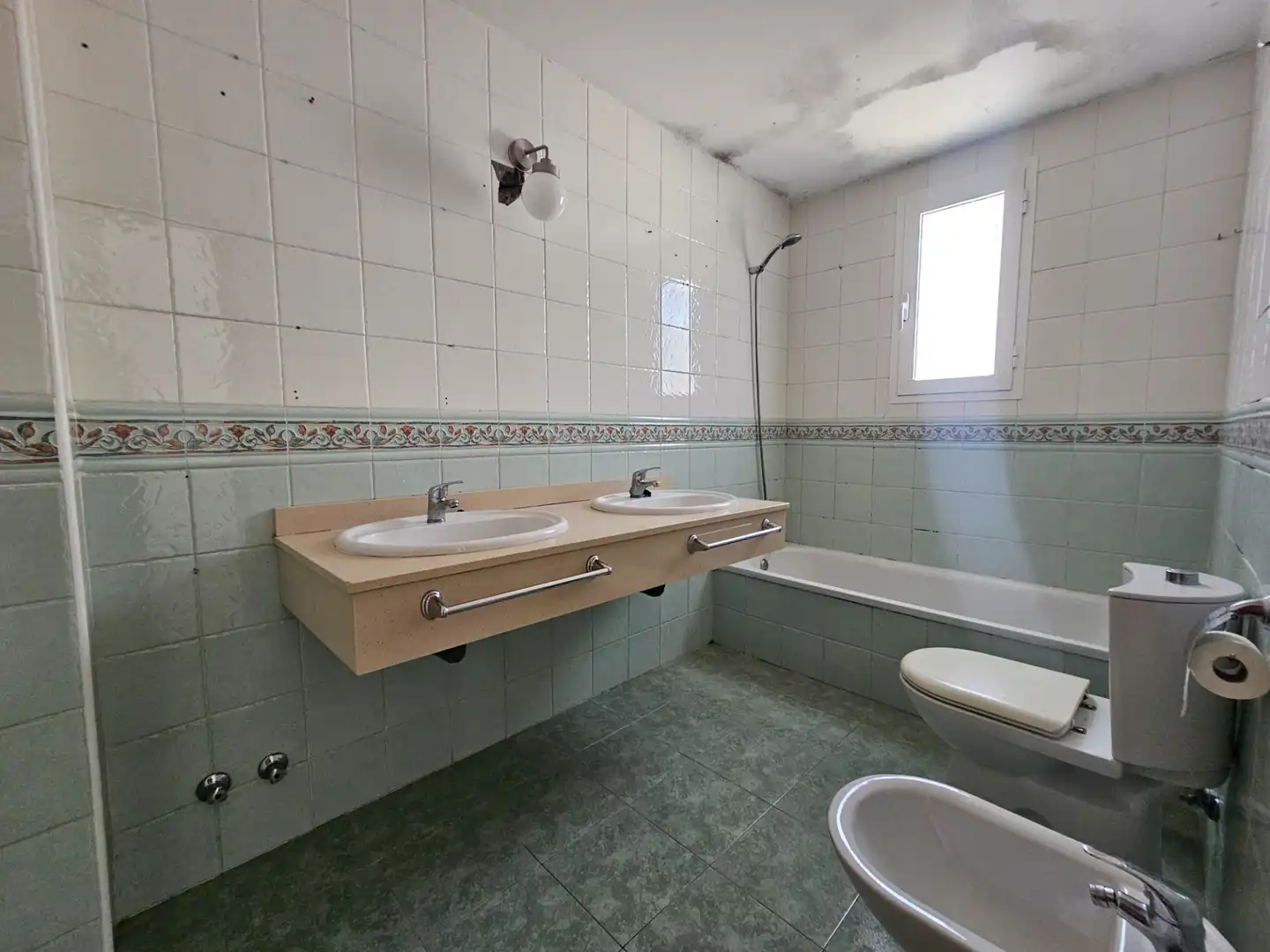 Badezimmer von Einfamilien-Reihenhaus zum Verkauf in Umbrete mit Privatgarten, Abstellraum und Schwimmbad