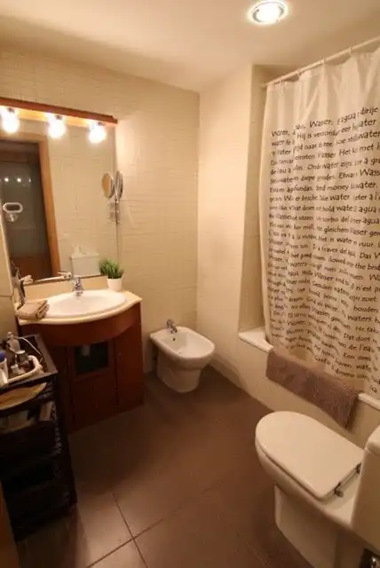 Badezimmer von Wohnung zur Miete in Sud