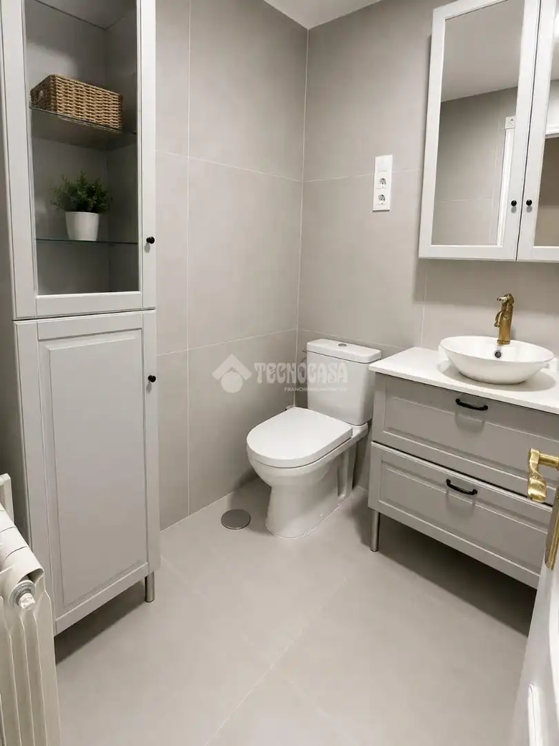 Baño de Piso en venta en Madrid con Calefacción, Terraza y Trastero