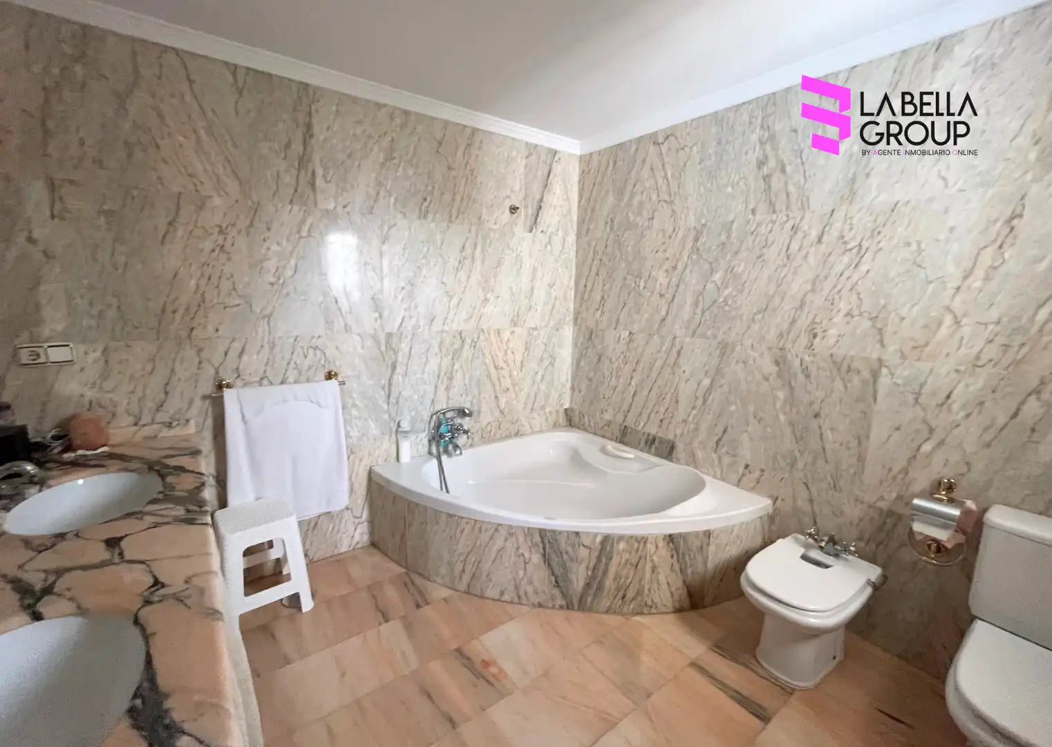 Bany de Casa o xalet en venda en Alhaurín de la Torre amb Aire condicionat, Jardí privat i Terrassa
