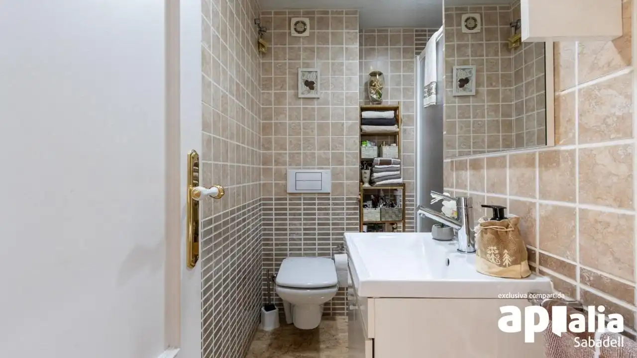 Badezimmer von Einfamilien-Reihenhaus zum Verkauf in Terrassa mit Klimaanlage, Heizung und Privatgarten