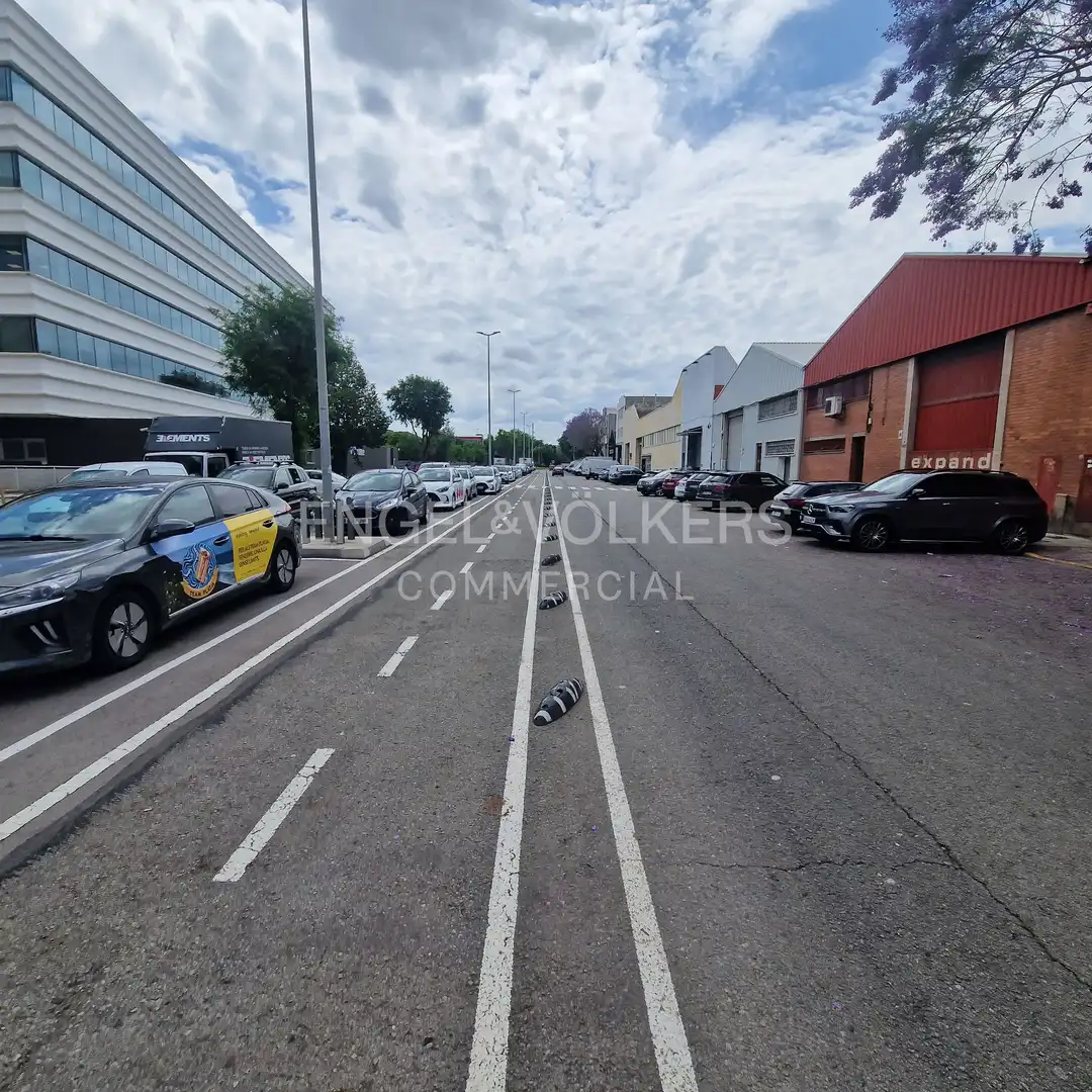 Parkplatz von Fabrikhallen zur Miete in Cornellà de Llobregat