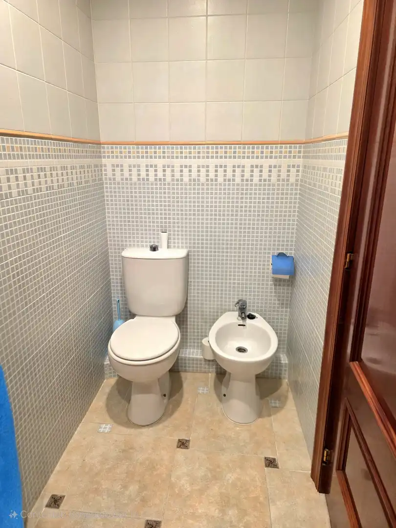 Badezimmer von Einfamilien-Reihenhaus zum Verkauf in Castro-Urdiales mit Heizung, Privatgarten und Parkett