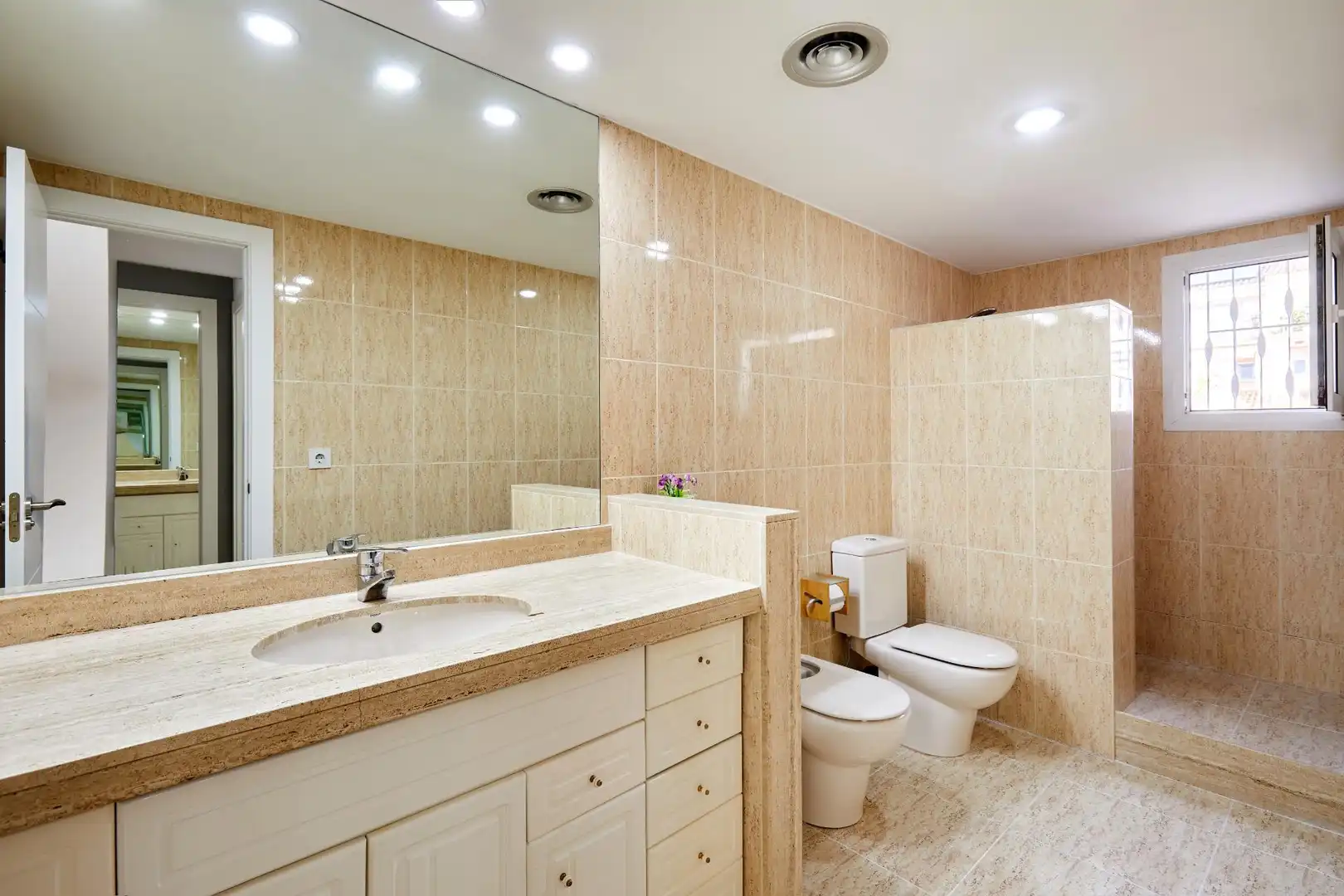 Badezimmer von Einfamilien-Reihenhaus zum Verkauf in Sitges mit Klimaanlage, Heizung und Privatgarten