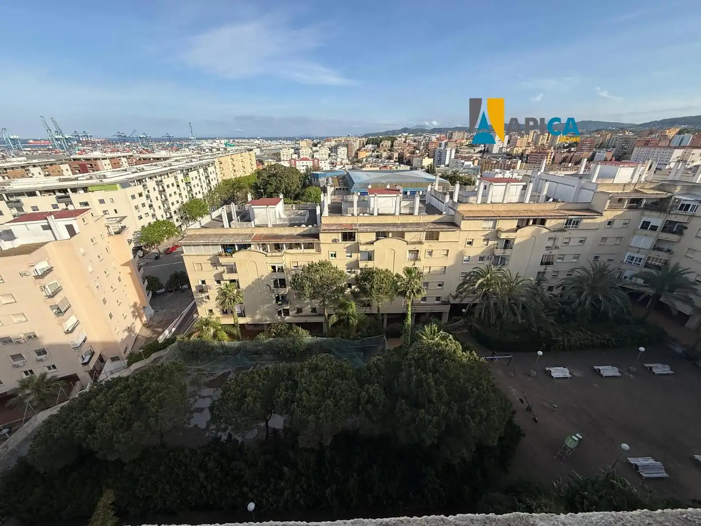 Vista exterior de Àtic en venda en Algeciras amb Aire condicionat i Calefacció