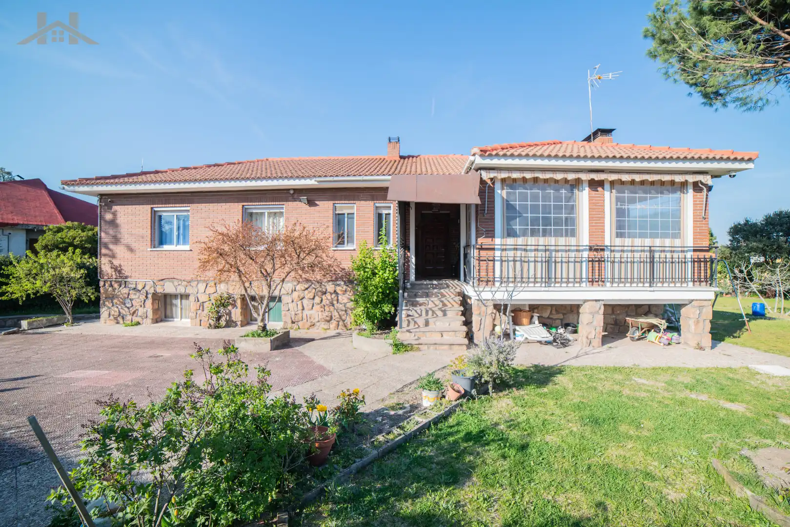 Vista exterior de Casa o xalet en venda en Villanueva de la Cañada amb Jardí privat i Piscina