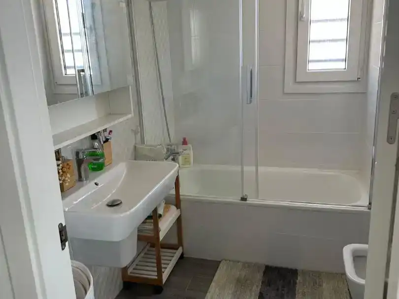 Badezimmer von Wohnung zur Miete in Alicante / Alacant mit Klimaanlage und Schwimmbad