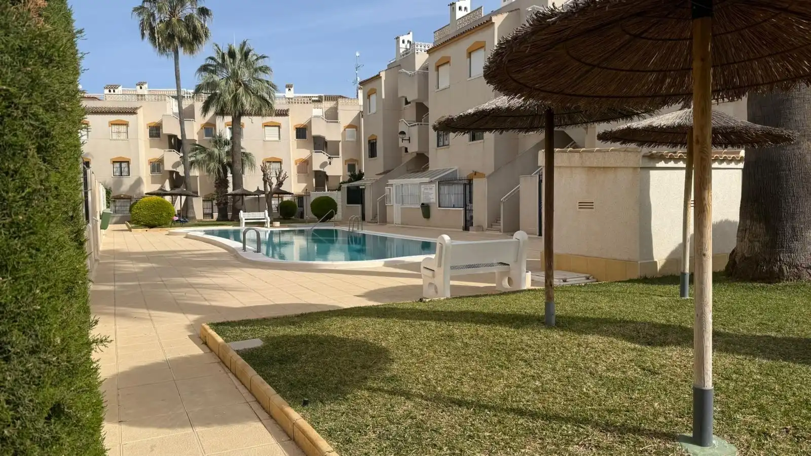Piscina de Apartament en venda en Orihuela amb Aire condicionat, Jardí privat i Terrassa