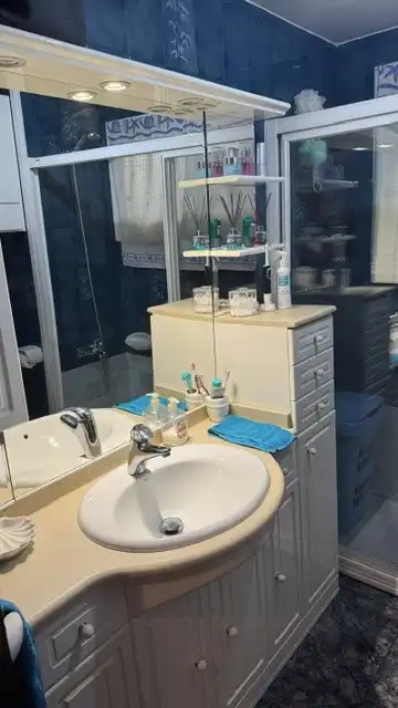 Badezimmer von Wohnung zum Verkauf in Cornellà de Llobregat mit Klimaanlage, Heizung und Ofen