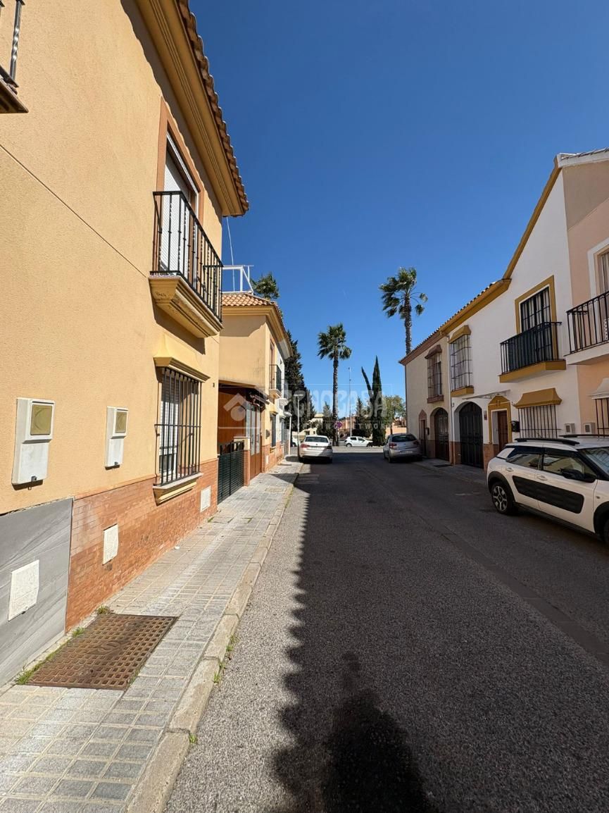 Vista exterior de Casa adosada en venda en La Rinconada amb Aire condicionat