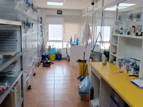 Cuina de Local en venda en Huelva amb Aire condicionat, Calefacció i Moblat