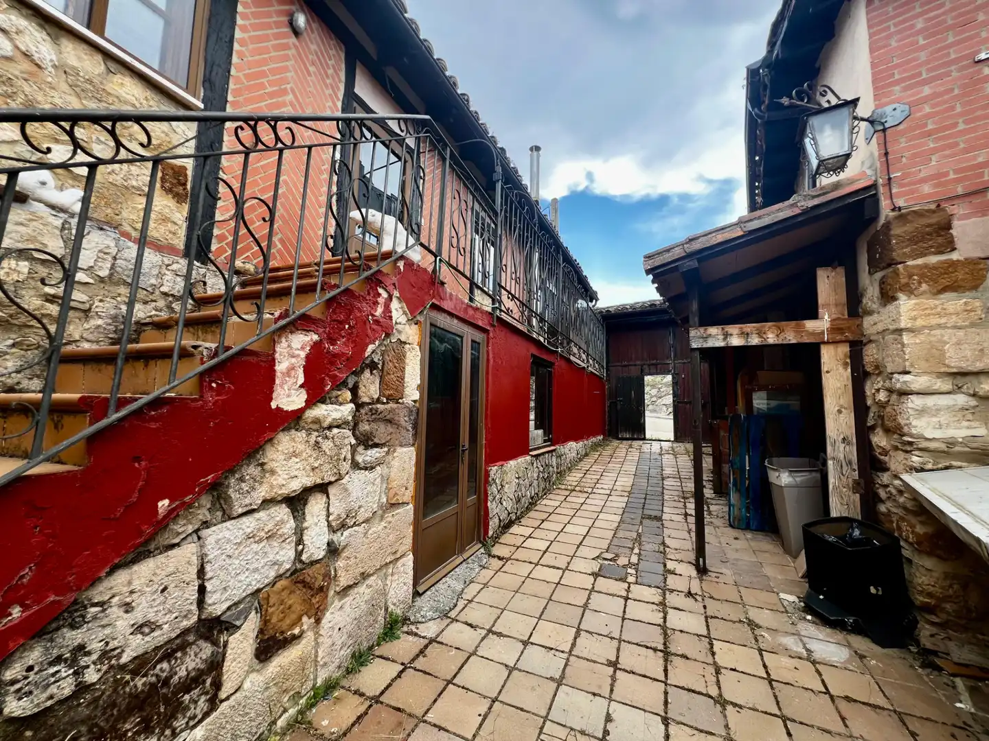 Vista exterior de Edificio en venta en Valle de Valdelucio