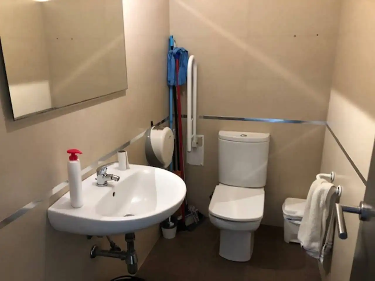 Badezimmer von Geschaftsraum zum Verkauf in Roquetas de Mar mit Klimaanlage