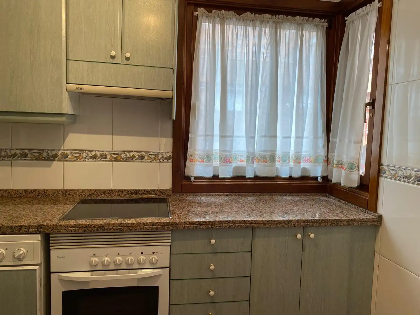Cocina de Piso de alquiler en Oviedo  con Calefacción, Parquet y Amueblado