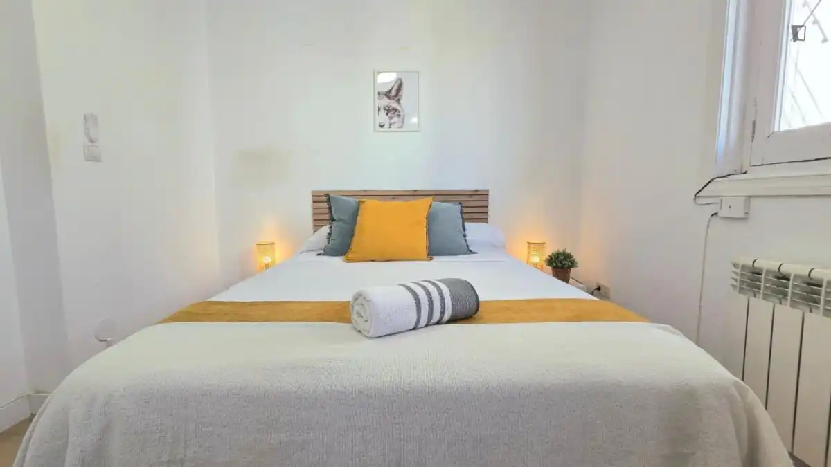 Dormitori de Apartament de lloguer en Madrid amb Moblat, Forn i Rentadora