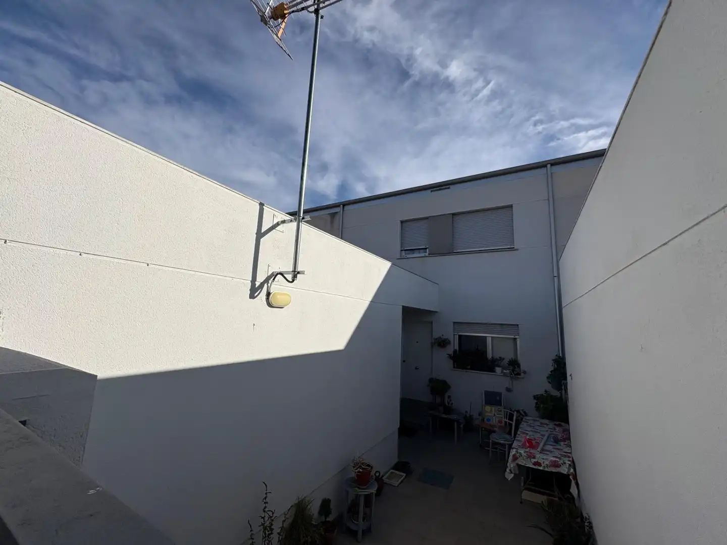 Vista exterior de Casa adosada en venda en Arganza amb Jardí privat