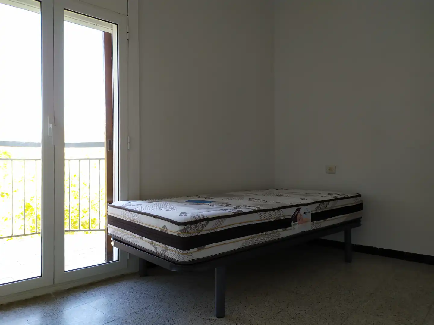 Dormitori de Pis en venda en Girona amb Calefacció, Terrassa i Moblat