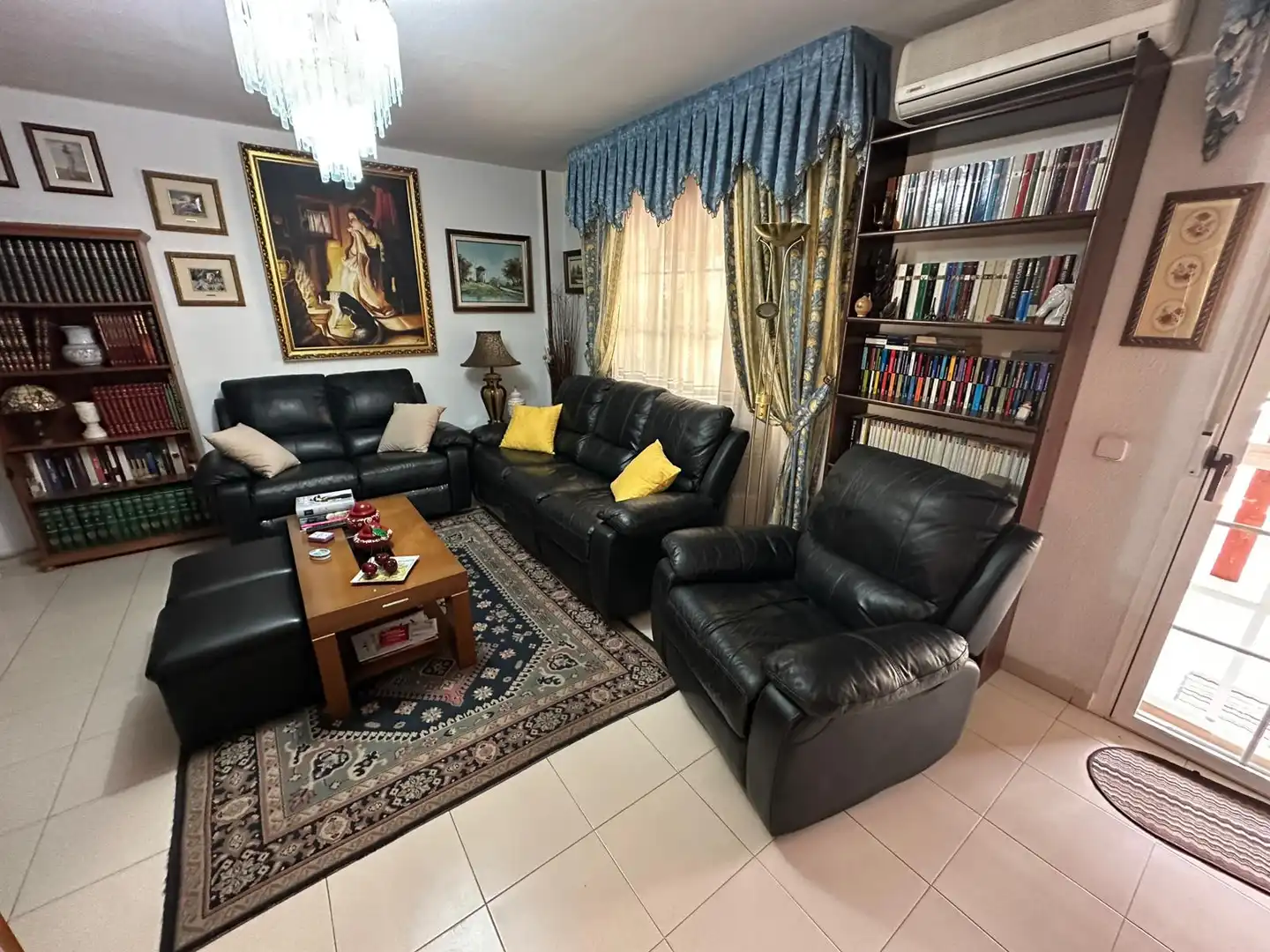 Sala d'estar de Casa adosada en venda en Parla amb Aire condicionat, Calefacció i Jardí privat