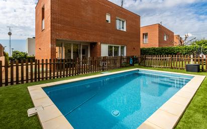 Piscina de Casa o xalet en venda en Montgat amb Aire condicionat, Calefacció i Piscina