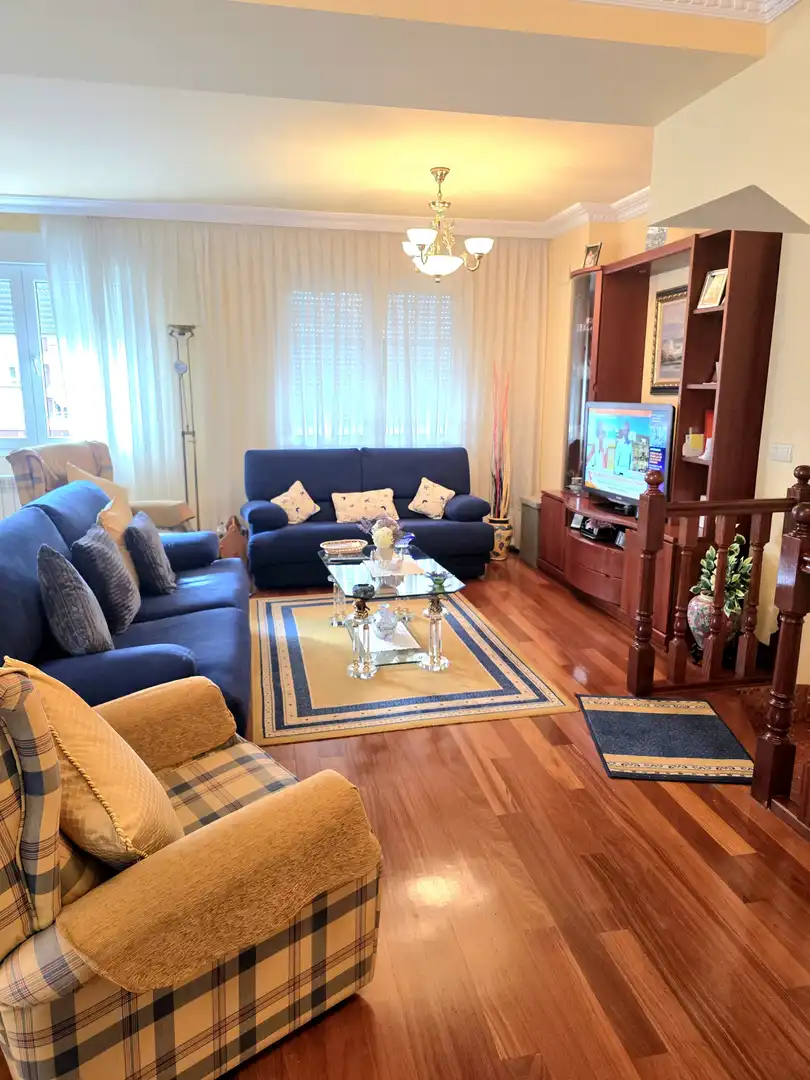 Wohnzimmer von Einfamilien-Reihenhaus zum Verkauf in Castro-Urdiales mit Heizung, Privatgarten und Parkett