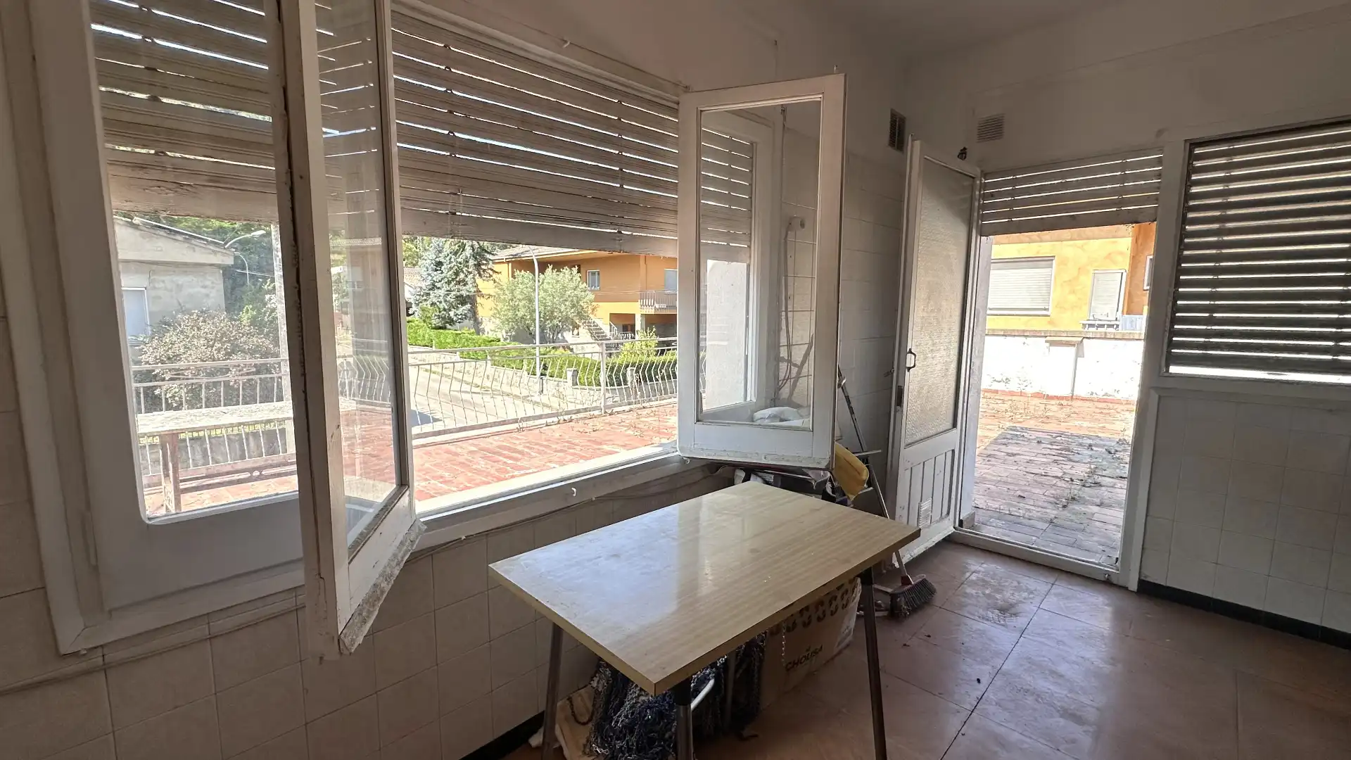 Küche von Einfamilien-Reihenhaus zum Verkauf in Sant Joan Les Fonts mit Heizung, Terrasse und Ofen