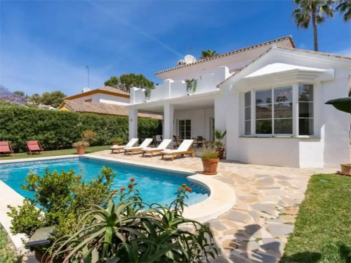 Vista exterior de Casa adosada de lloguer en Mijas amb Aire condicionat, Jardí privat i Piscina