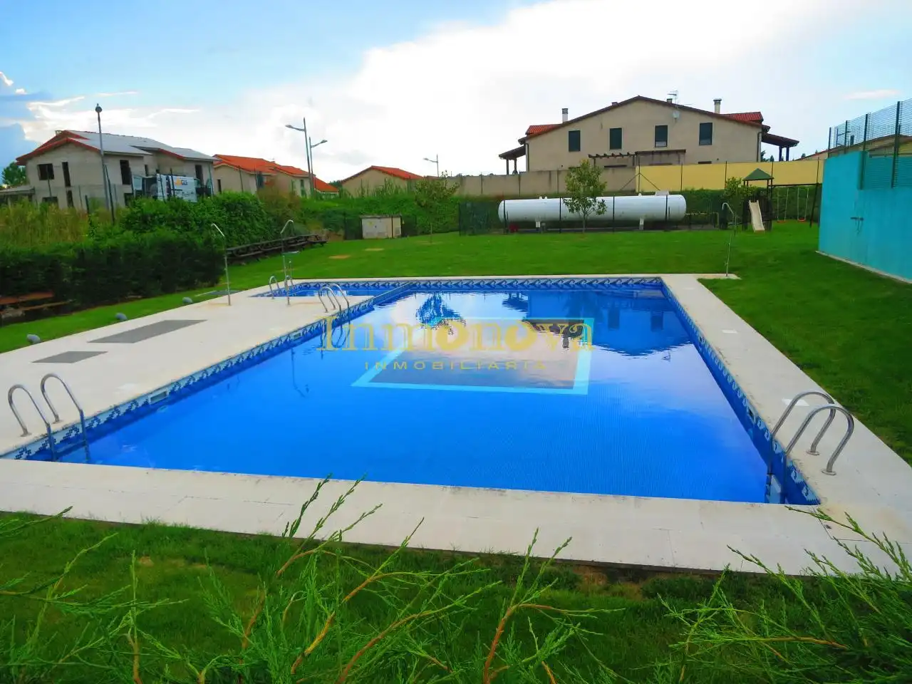 Piscina de Casa adosada en venta en A Merca   con Calefacción, Jardín privado y Terraza