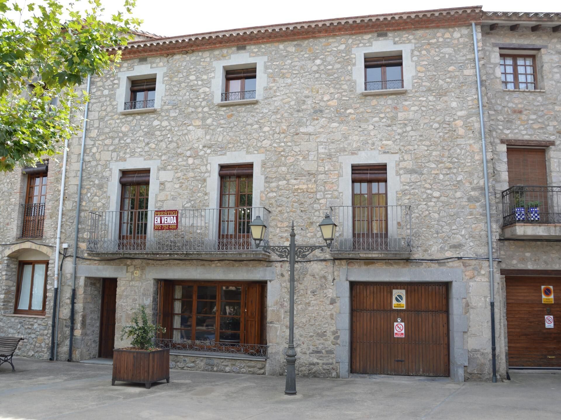 Vista exterior de Casa adosada en venda en Sant Llorenç de la Muga amb Jardí privat, Terrassa i Traster