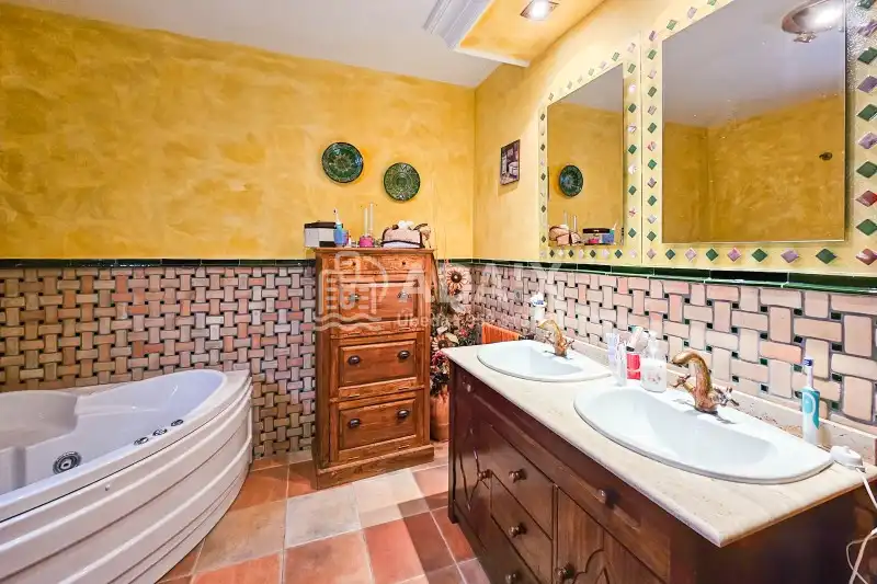 Bathroom of Houses for sale in Úbeda  with Air Conditioner, Heating and Terrace