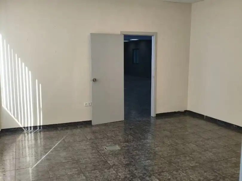 Oficina de alquiler en Peligros con Internet y Alarma