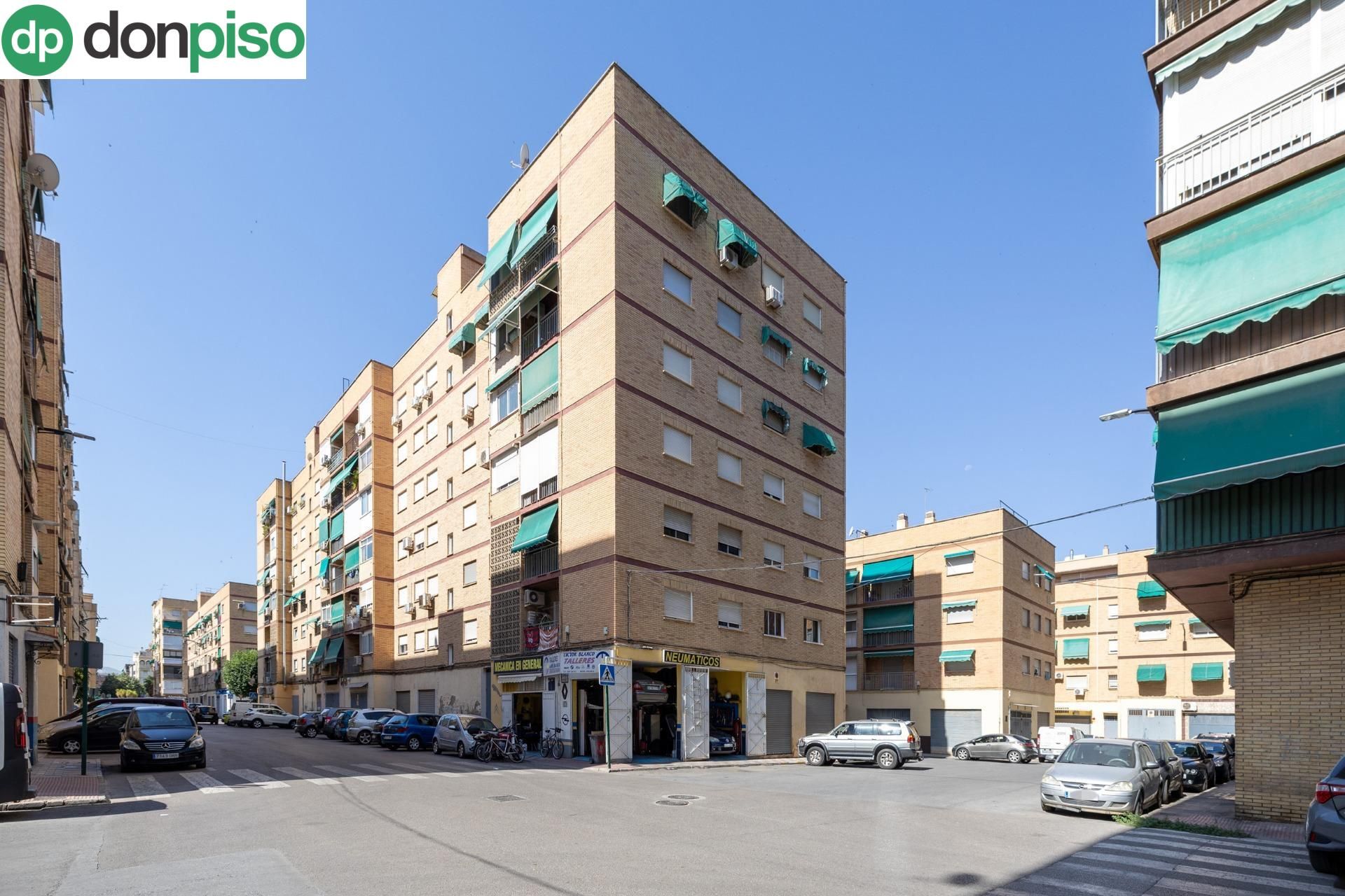 Vista exterior de Pis en venda en  Granada Capital amb Aire condicionat, Terrassa i Balcó
