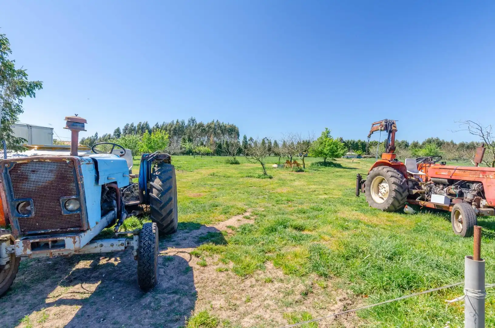 Parkplatz von Fabrikhallen zum Verkauf in Carreño