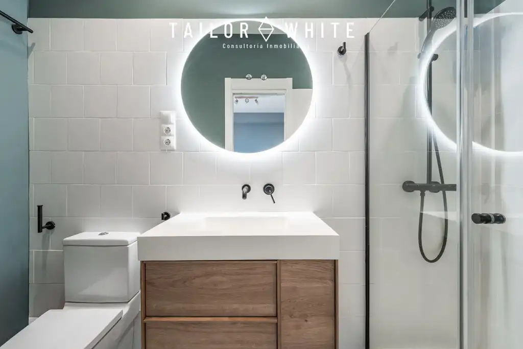 Badezimmer von Wohnung zur Miete in Madrid mit Klimaanlage, Heizung und Ofen