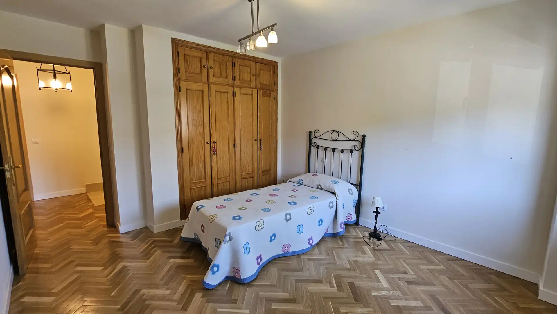 Dormitori de Casa adosada en venda en Las Rozas de Madrid amb Calefacció, Jardí privat i Parquet