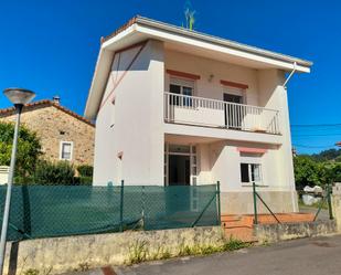 Vista exterior de Casa o xalet en venda en Santa María de Cayón amb Calefacció, Jardí privat i Terrassa