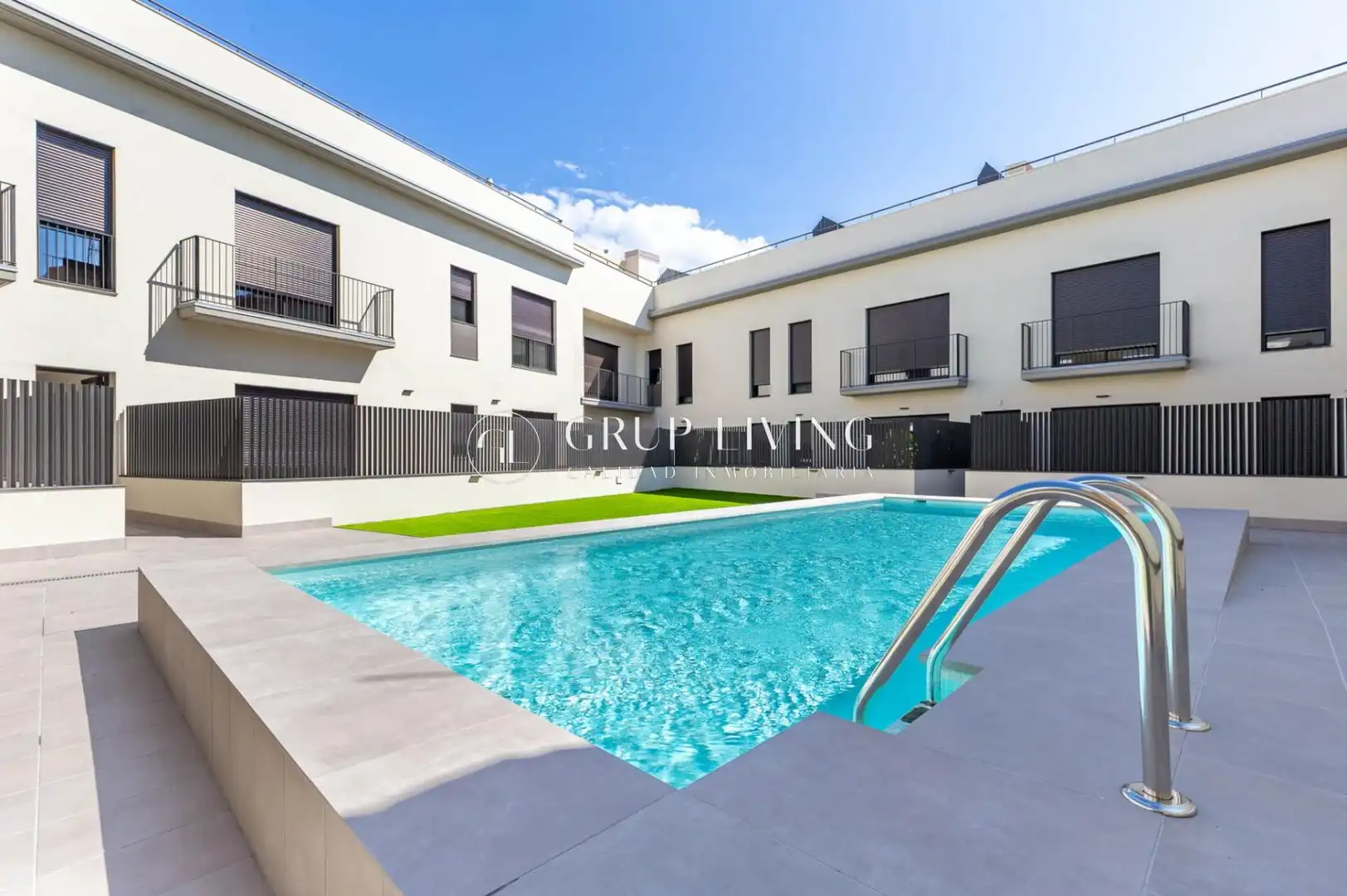 Swimming pool of Flat for rent in Vilanova i la Geltrú  with Air Conditioner, Parquet flooring and Storage room