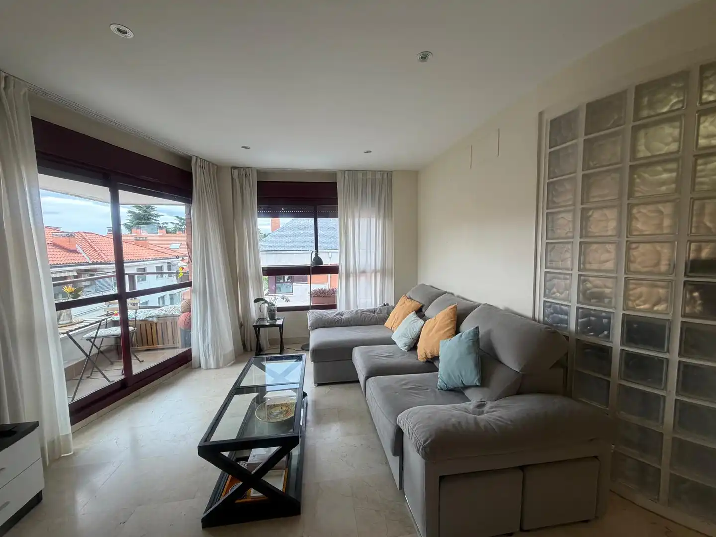 Wohnzimmer von Maisonette zum Verkauf in Torrelodones mit Heizung, Balkon und Gemeinschaftspool