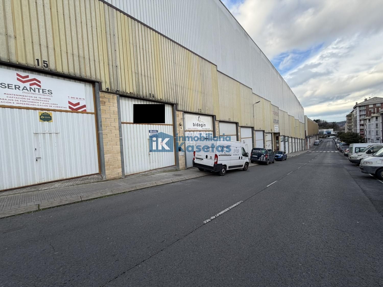 Vista exterior de Nave industrial en venta en Basauri 