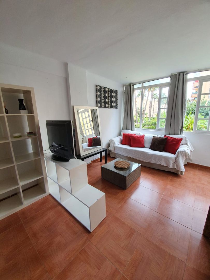 Sala d'estar de Apartament de lloguer en Torremolinos amb Aire condicionat, Moblat i Piscina comunitària