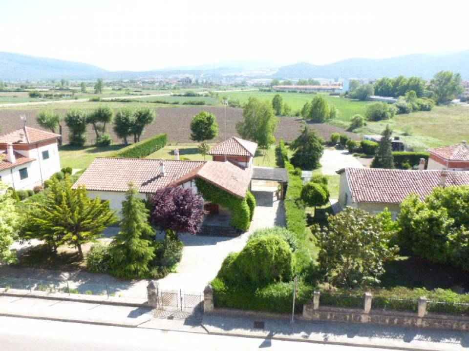 Vista exterior de Pis en venda en Villarcayo de Merindad de Castilla la Vieja amb Calefacció, Moblat i Balcó