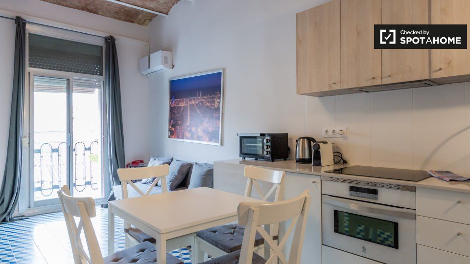 Cuina de Pis de lloguer en L'Hospitalet de Llobregat amb Aire condicionat, Calefacció i Moblat